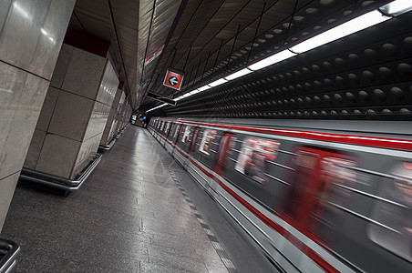 地铁站出口过境运动平台速度车站旅行运输车辆民众图片