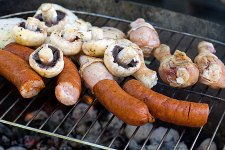 在烤架上用美味的烤肉烧烤腰肉香肠花园猪肉羊肉食物饥饿架子食谱美食图片