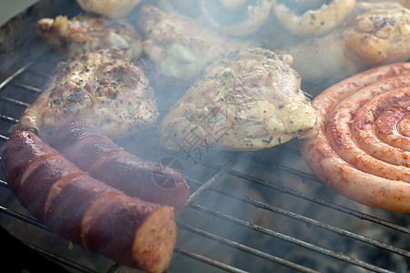 在烤架上用美味的烤肉烧烤烹饪野餐食谱羊肉铁板花园小鸡猪肉牛扒饥饿图片
