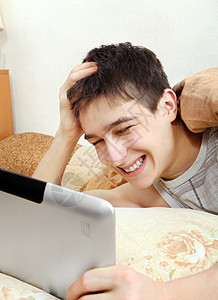 配有平板电脑的青少年毯子沙发男性房间被单阅读说谎枕头工具药片图片