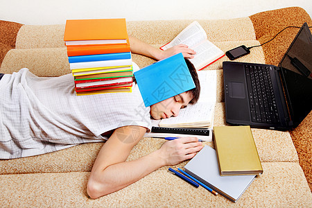 睡觉累学生男性沙发工作手册小憩身体图书睡眠房间教科书背景图片