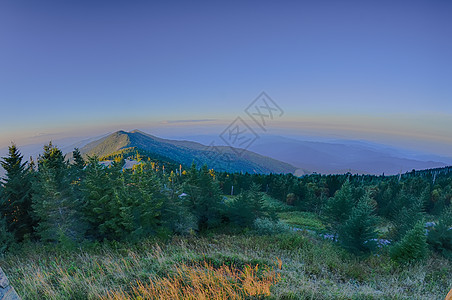 日落前的密歇尔山顶荒野旅行探索山脉森林树叶季节公路树木旅游图片