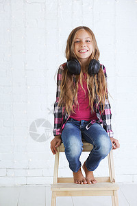 儿童听听音乐头发白色蓝色衬衫衣服粉色音乐播放器耳机女性女孩图片