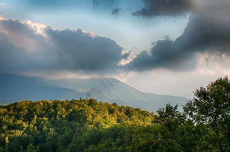 蓝海脊公园道景色山脉 俯视夏季地貌树木山脊山峰阳光丘陵天空远景观光荒野森林图片