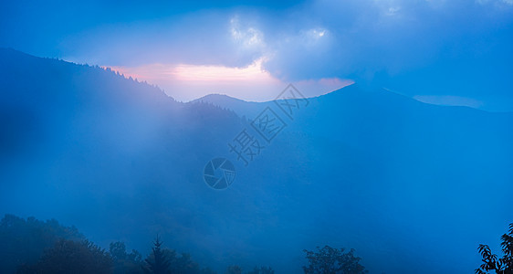 雾中蓝脊 从蓝色附近的看到图片