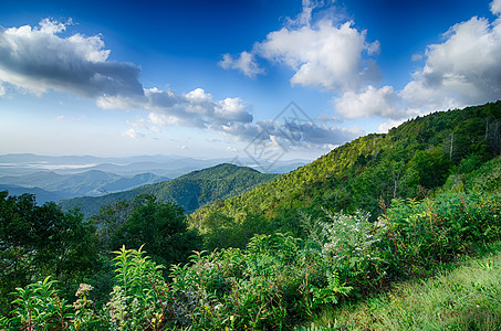 蓝海山上空的日出 景色高视太阳叶子风景薄雾戏剧性白边阴霾日落山峰阳光图片