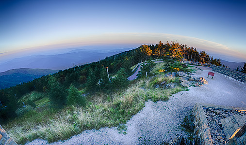 日落前的密歇尔山顶探索顶峰山脉森林叶子冒险旅游旅行公路风景图片