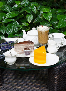 咖啡 茶叶 巧克力胡萝卜蛋糕和橙饼早餐小吃盘子茶壶钱包黑纱时间甜点牛奶奶油图片
