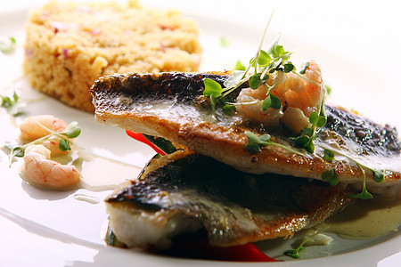 配有大虾的瓜食烤鱼饮食食物餐厅用餐蔬菜生活营养沙拉鱼片鳕鱼图片