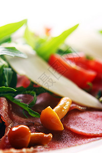 牛肉卡帕西奥 配有鲁科拉叶子午餐鱼片胡椒用餐牛肉片沙拉香料蔬菜起动机图片