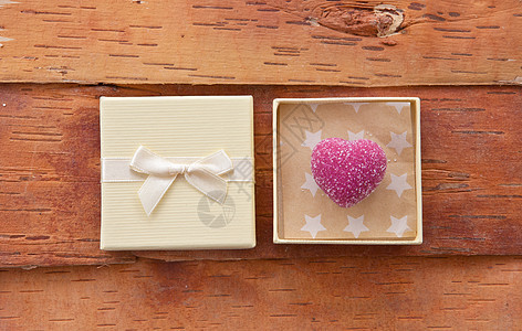 礼物盒中的粉巧克力图片