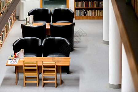 图书馆里放轻松椅图片