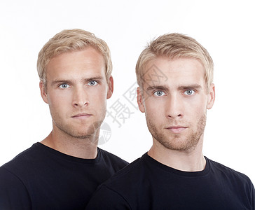双兄弟的肖像双胞胎男生头发男孩们工作室眼睛白色家庭图片