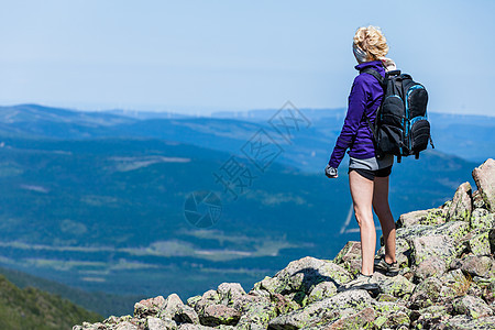 年轻女性从山顶看一看 从山顶的视野公园旅行越野运动顶峰高度天空耐力地平线闲暇图片