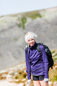 妇女走在落岩徒步路上旅行女孩背包女性闲暇运动小路远足者成人女士图片