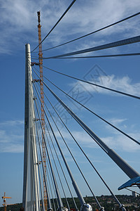 Brydge 黃金柱建筑蓝天电缆城市基础设施金属穿越建筑学图片