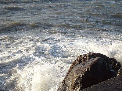 海和海浪 向西的河岩石鹅卵石海滩图片