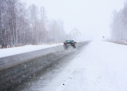 冬季的汽车在途中行驶图片