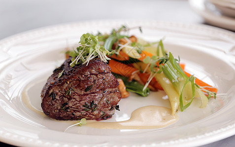 用切菜和加料厨房草本植物沙拉香料餐厅猪肉午餐蔬菜盘子美食图片