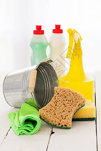 木制桌子上亮彩色清洁布置液体织物家庭洗涤工具橡皮打扫擦洗工作喷雾器图片