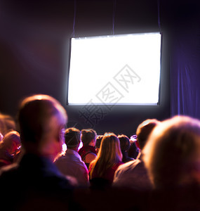 观看屏幕的观众群闲暇团体剧院青年戏剧时间运动娱乐视频推介会图片