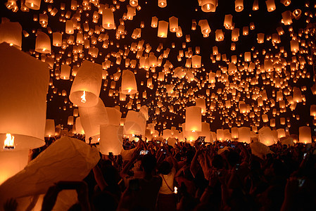 天灯火花节 清迈 泰国 和 Yi Peng 节星星火焰漂浮宗教节日新年庆典天空公园派对背景图片
