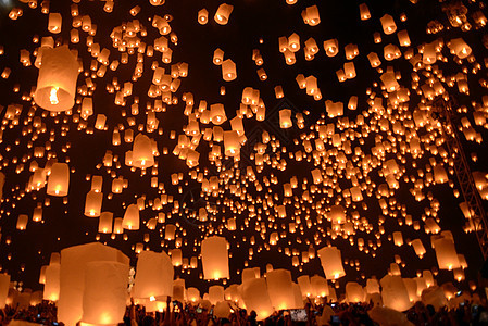 天灯火花节 清迈 泰国 和 Yi Peng 节家庭公园蜡烛火焰天空空气灯笼节日旅行气球图片