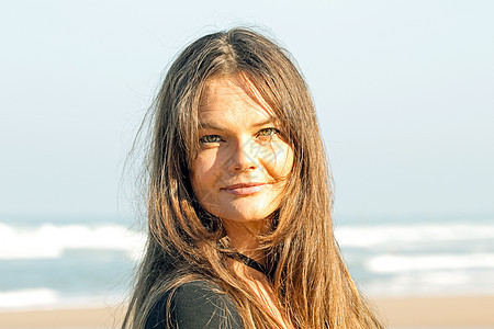 海滩上美丽的女人女孩比基尼海洋身体棕褐色日光浴游泳衣休息帽子快乐图片