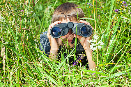儿童透过望远镜看孩子教育草地双目闲暇眼镜冒险手表游戏草原野生动物图片