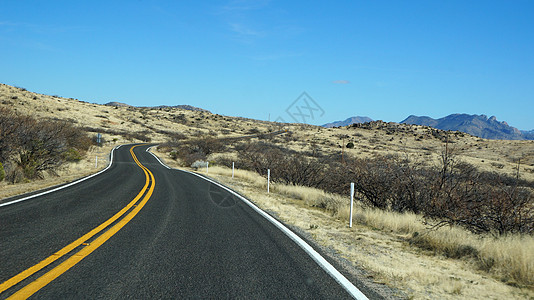 亚利桑那州马路乡村沙漠速度蓝色运输地平线车道路线风景天空图片