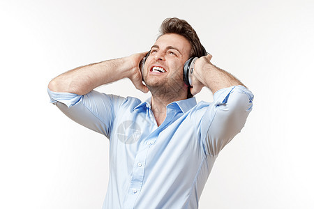 带耳机的男子工作室享受音乐歌曲体积微笑男人娱乐音乐播放器衬衫图片