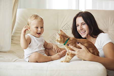 孩子与猫素材母亲与她的孩子房子父母婴儿成人童年女士育儿母性几个月乐趣背景