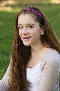 微笑的少女牙齿女性草地矫正青年白色青少年女孩图片