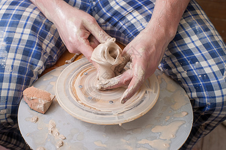 陶匠的手作坊手工业拇指陶器杯子制品黏土压力花瓶手工图片