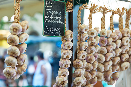 在普罗旺斯法国出售的大蒜蔬菜紫色农民园艺市场销售农作物图片