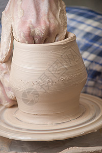 陶匠的手杯子旋转陶器模具手工业制品拇指压力陶瓷车轮图片
