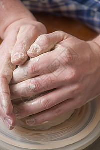 陶匠的手工艺水壶杯子模具车轮工作手指压力黏土艺术图片