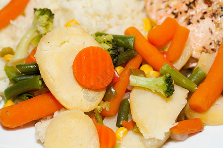 健康饮食 蔬菜鲑鱼和蔬菜胡椒沙拉土豆牛扒午餐烧烤油炸盘子饮食营养图片