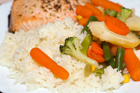 健康饮食 蔬菜鲑鱼和蔬菜牛扒营养美食饮食午餐沙拉餐厅盘子草本植物辣椒图片