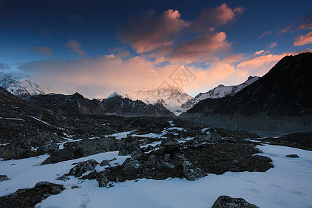 尼泊尔喜马拉雅山 周奥宇山日出首脑冰川旅行森林天空顶峰针叶林高度全景蓝色图片