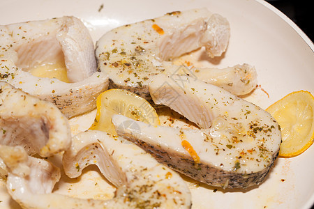 煎锅上的炸鱼美食工作室餐厅盘子油炸沙拉迷迭香食物午餐烹饪图片