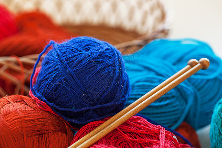 桌上的彩色编织线球纺织品针织裁缝爱好卷轴闲暇团体纤维宏观维修图片