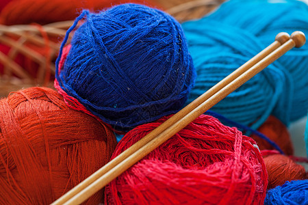 桌上的彩色编织线球闲暇棉布宏观缝纫爱好维修针线活彩虹裁缝工艺图片