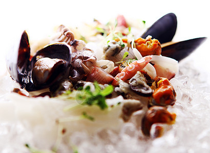 各种新鲜海鲜食品在冰上供应奢华用餐烹饪午餐厨房饮食柠檬章鱼食物螃蟹图片