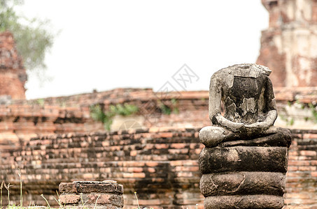 Ayutthaya 圣殿马哈的断裂青泽雕像宝塔砖墙文化天空废墟游客热带城市旅行寺庙图片