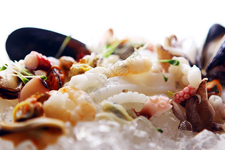 各种新鲜海鲜食品在冰上供应海洋贝类奢华牡蛎午餐美食用餐菜单烹饪章鱼图片