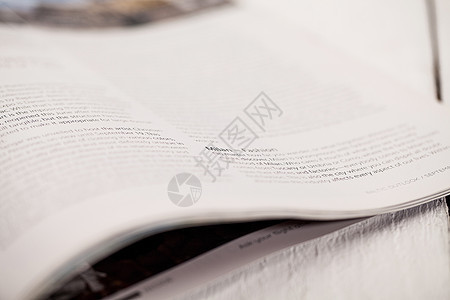 杂志在白桌上的角落学习商业闲暇阅读娱乐出版物文学床单期刊白色图片