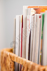 盒中杂志的特写图像收藏出版物房子娱乐白色褐色图书馆期刊文学桌子图片