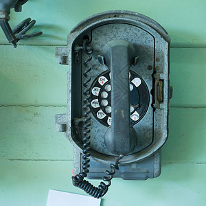 墙上的旧电话乡愁商业棕色数字绳索古董听筒黑色旋转铃声图片