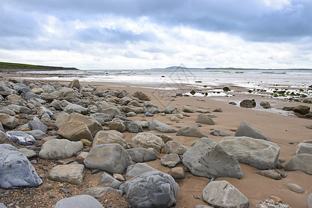 荒凉的岩石豆类海滩图片